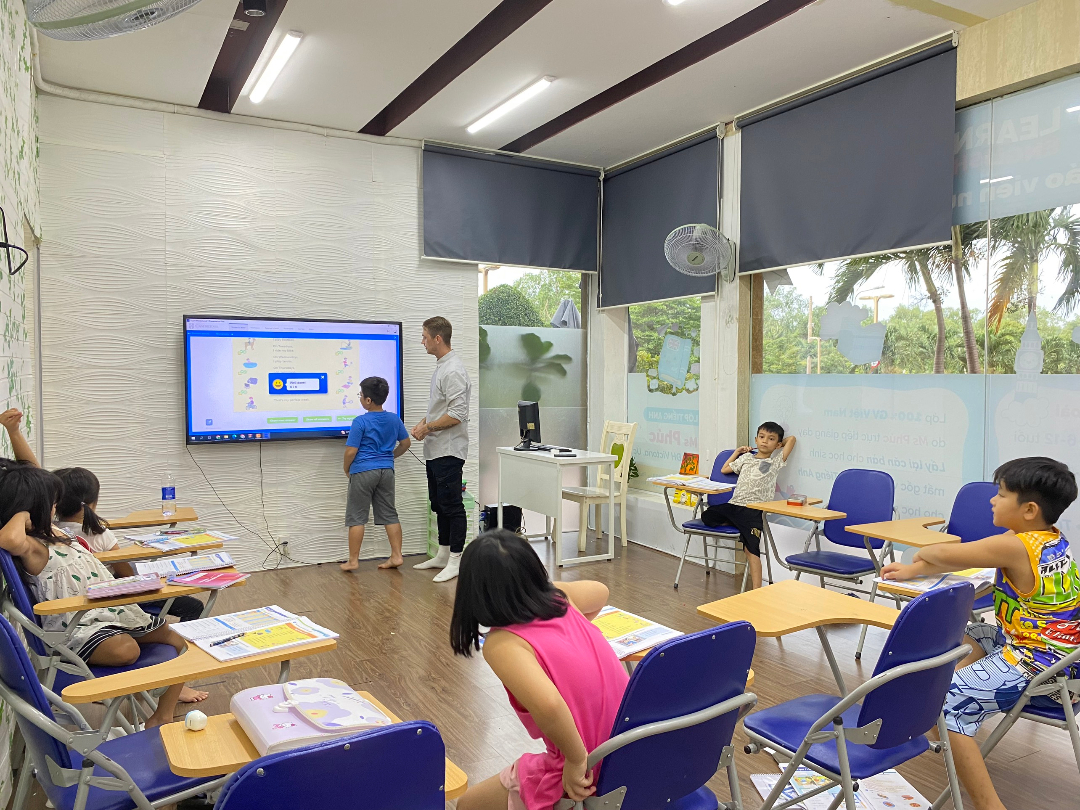 https://static.kiddihub.com/1/1693377997-trung-tam-tieng-anh-smart-english-academy-sea-ms-phuc-phu-thuan-z4649204213874_409d05f1dc08aa48f832203e0316835f.jpg
