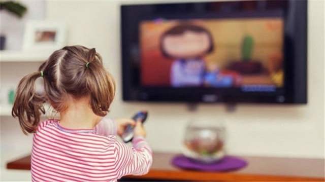 Tại sao trẻ nghiện xem tv và phương pháp dạy trẻ ba mẹ cần biết