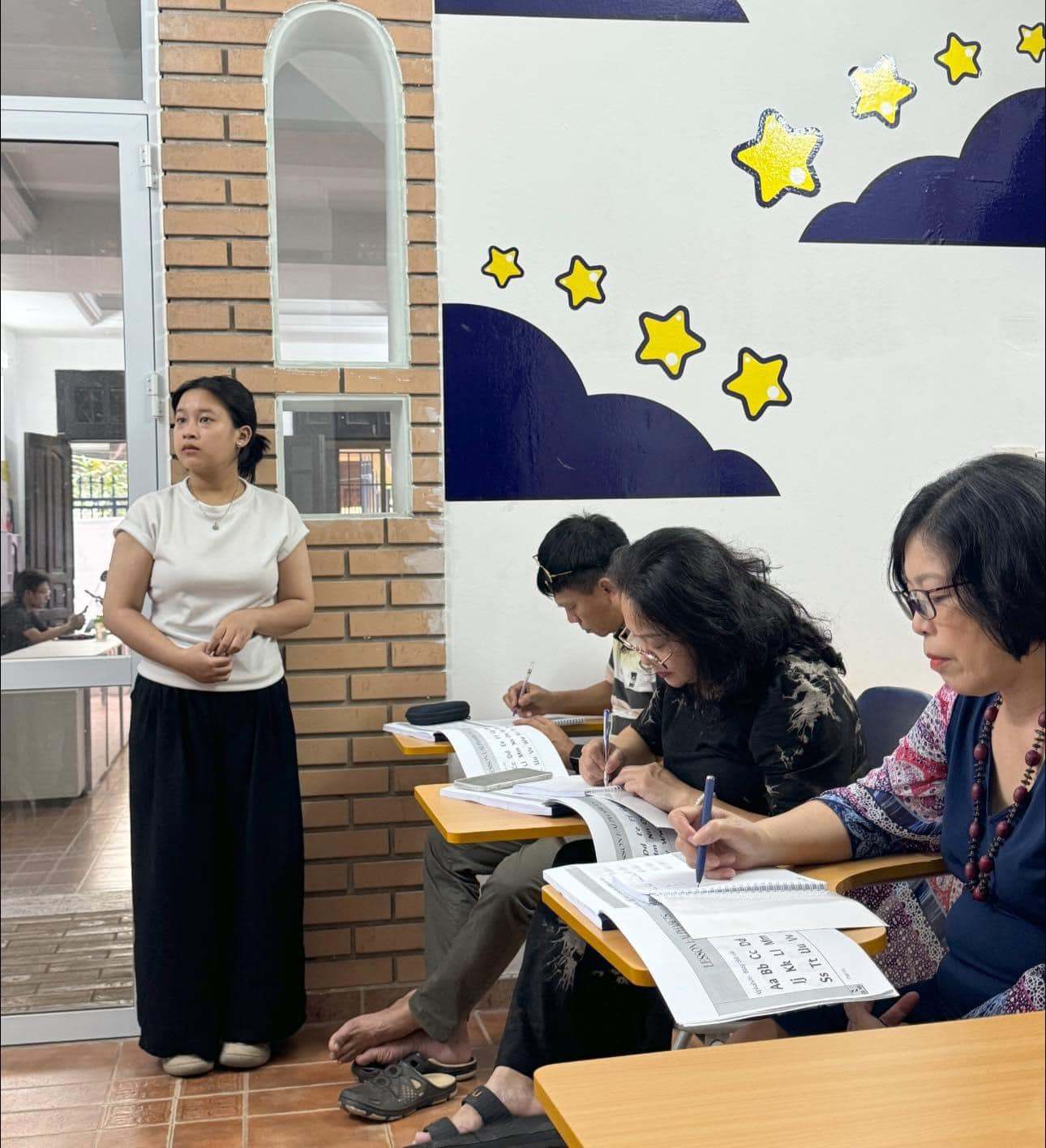 Câu lạc bộ Tiếng Anh Tuổi Trung Niên E-Room - Thanh Xuân