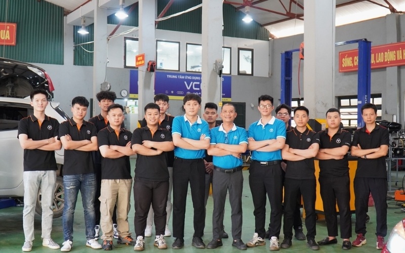 Học nghề gì để không cần học đại học vẫn "hái ra tiền"?
