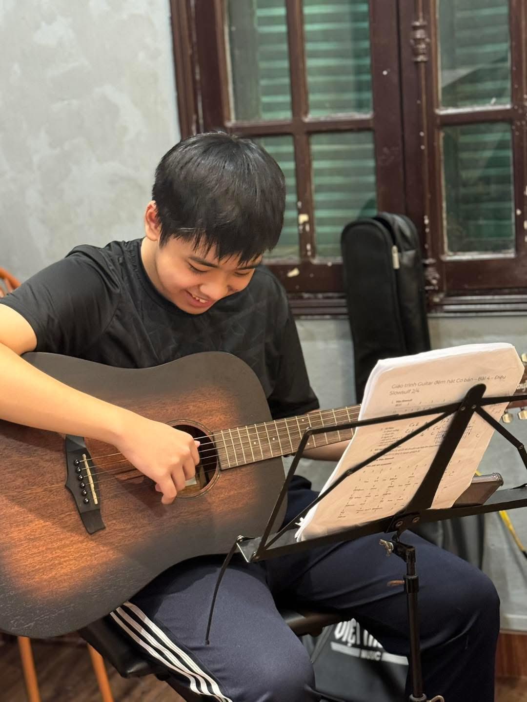 Lớp Dạy đàn Levon Guitar Class - Trần Hưng Đạo