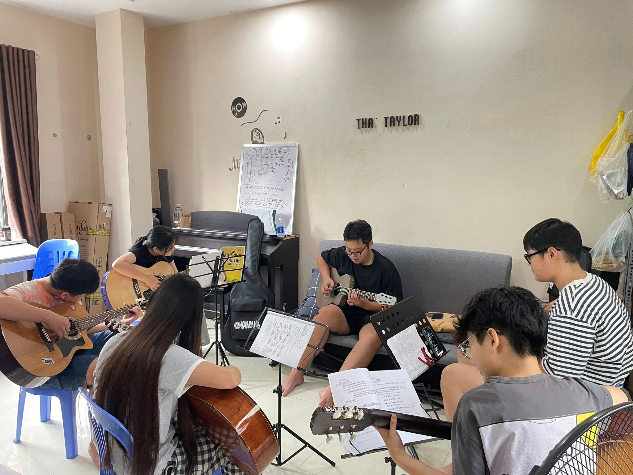 Lớp dạy nhạc Thân Nguyễn Guitar - Mai  Dịch