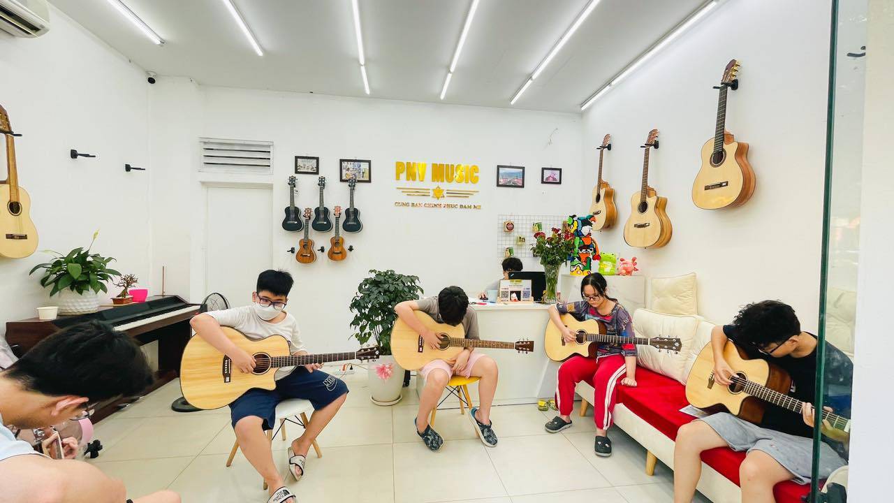 Lớp học Guitar PNV Music - Cầu Giấy