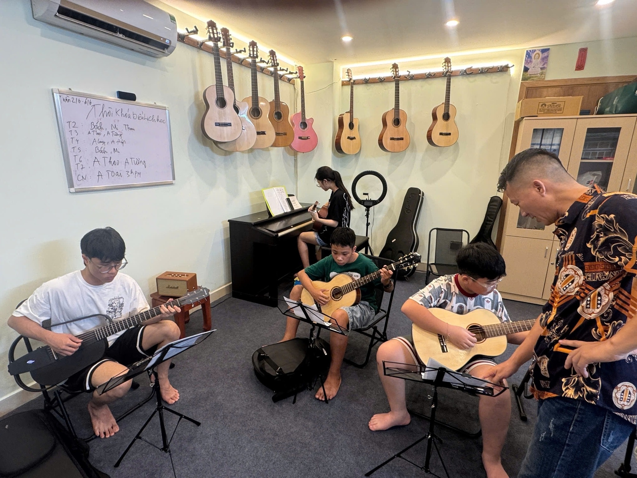 Lớp học Guitar Xanhevent - Long Biên