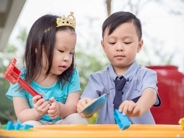 Dạy trẻ kỹ năng kết bạn và chơi với bạn vui vẻ.