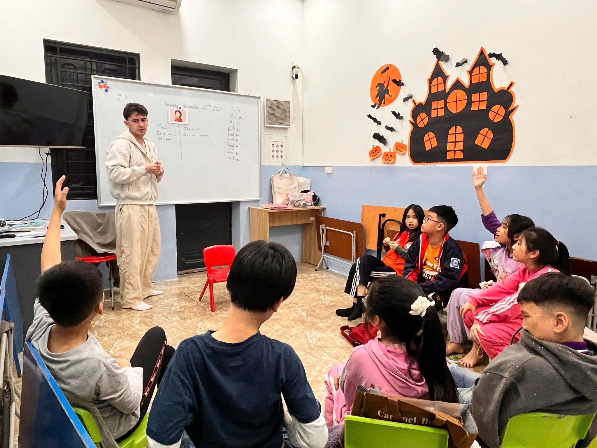 Trung tâm IEC English Ms Ninh - Tây Hồ