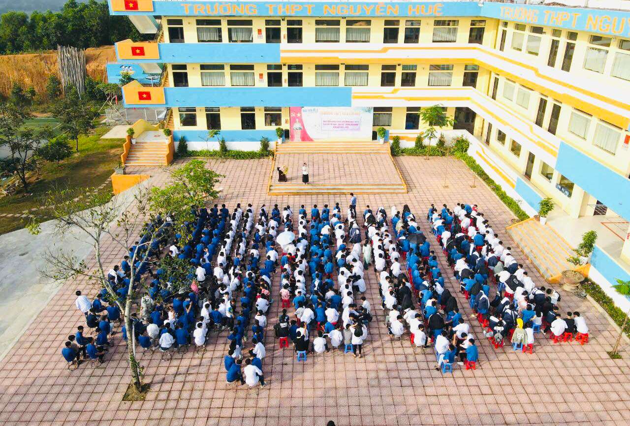 Trường Mầm Non Lomonoxop - Trường THPT Nguyễn Huệ - Phú Thọ