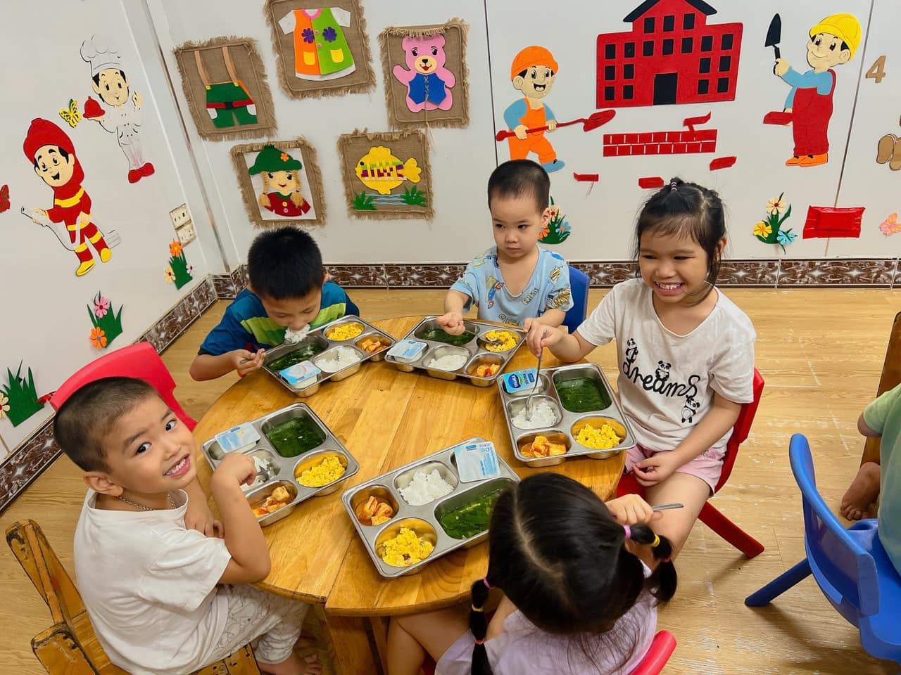 Trường Mầm Non Việt Nhật Plus - Lạc Long Quân